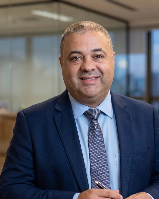 Robson Corrêa, diretor da RC Gestão de Vendas, de terno azul-marinho em um escritório